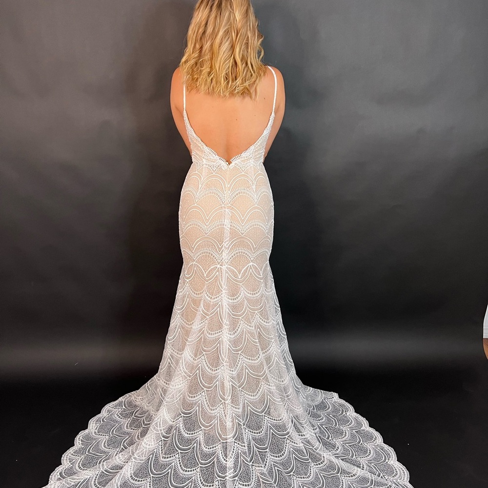 Elegant Lace Bridal Gown - Picture 6 of 8